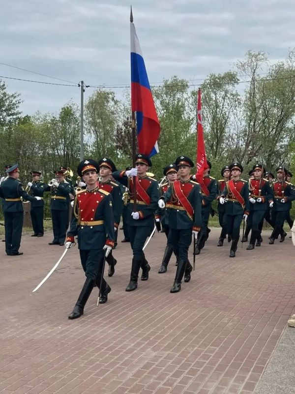 В канун 81-й годовщины Победы следователи возложили цветы и встретили легендарный ретропоезд В канун 81-й годовщины Победы следователи возложили цветы и встретили легендарный ретропоезд