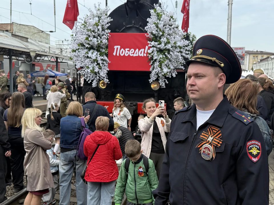 Сегодня около 10 тысяч ростовчан и гостей города встретили на железнодорожном вокзале Ростов-Главный ретропоезд «Победа» Сегодня около 10 тысяч ростовчан и гостей города встретили на железнодорожном вокзале Ростов-Главный ретропоезд «Победа»