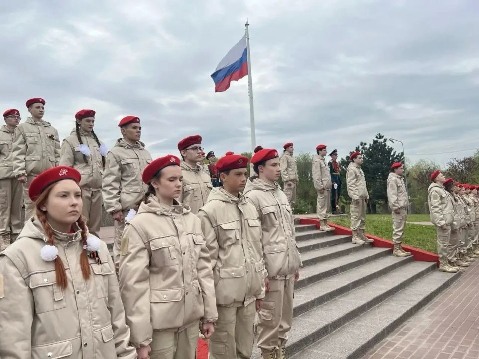 В канун 81-й годовщины Победы следователи возложили цветы и встретили легендарный ретропоезд В канун 81-й годовщины Победы следователи возложили цветы и встретили легендарный ретропоезд