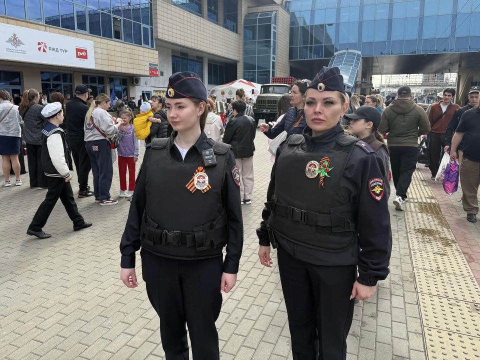 Сегодня около 10 тысяч ростовчан и гостей города встретили на железнодорожном вокзале Ростов-Главный ретропоезд «Победа» Сегодня около 10 тысяч ростовчан и гостей города встретили на железнодорожном вокзале Ростов-Главный ретропоезд «Победа»