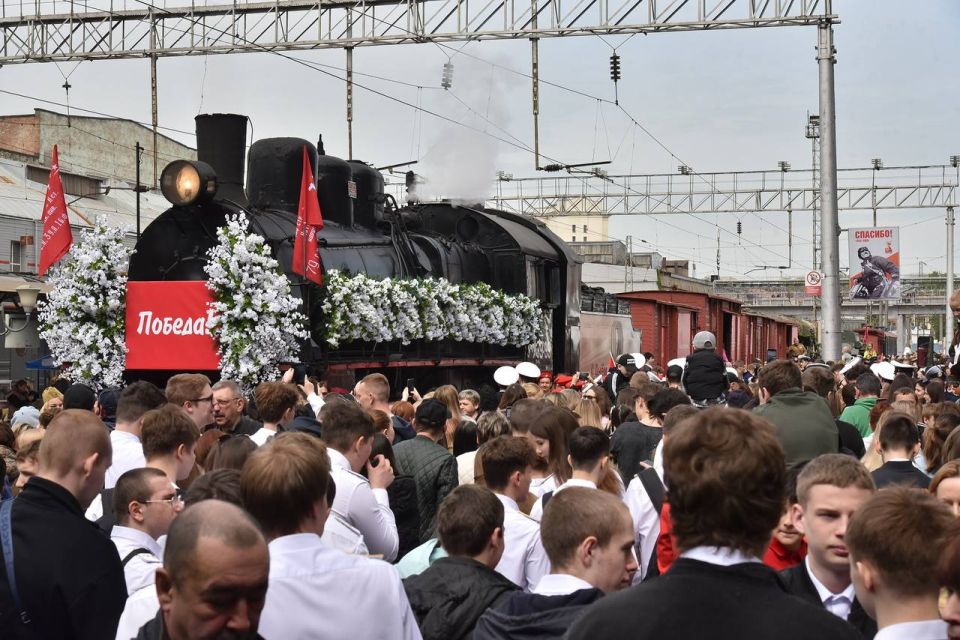 На первый путь главного железнодорожного вокзала Ростова-на-Дону прибыл ретропоезд «Победа» На первый путь главного железнодорожного вокзала Ростова-на-Дону прибыл ретропоезд «Победа»