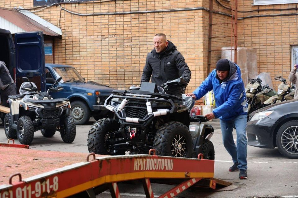 «Единая Россия» отправила на фронт и в регионы тысячи тонн помощи перед 9 Мая «Единая Россия» отправила на фронт и в регионы тысячи тонн помощи перед 9 Мая