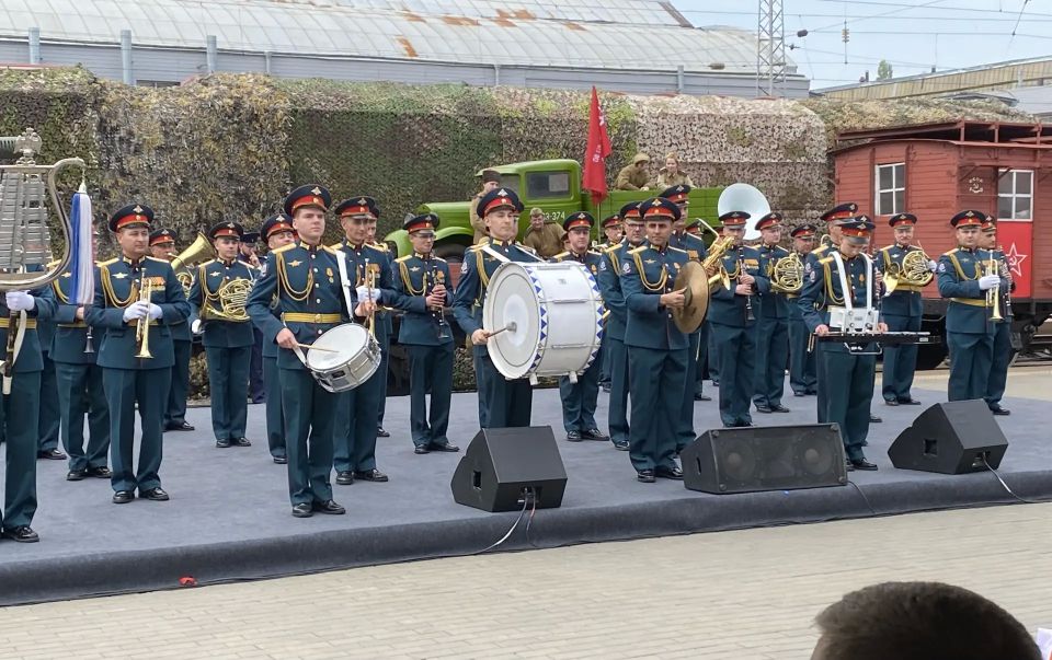 В канун 81-й годовщины Победы следователи возложили цветы и встретили легендарный ретропоезд В канун 81-й годовщины Победы следователи возложили цветы и встретили легендарный ретропоезд