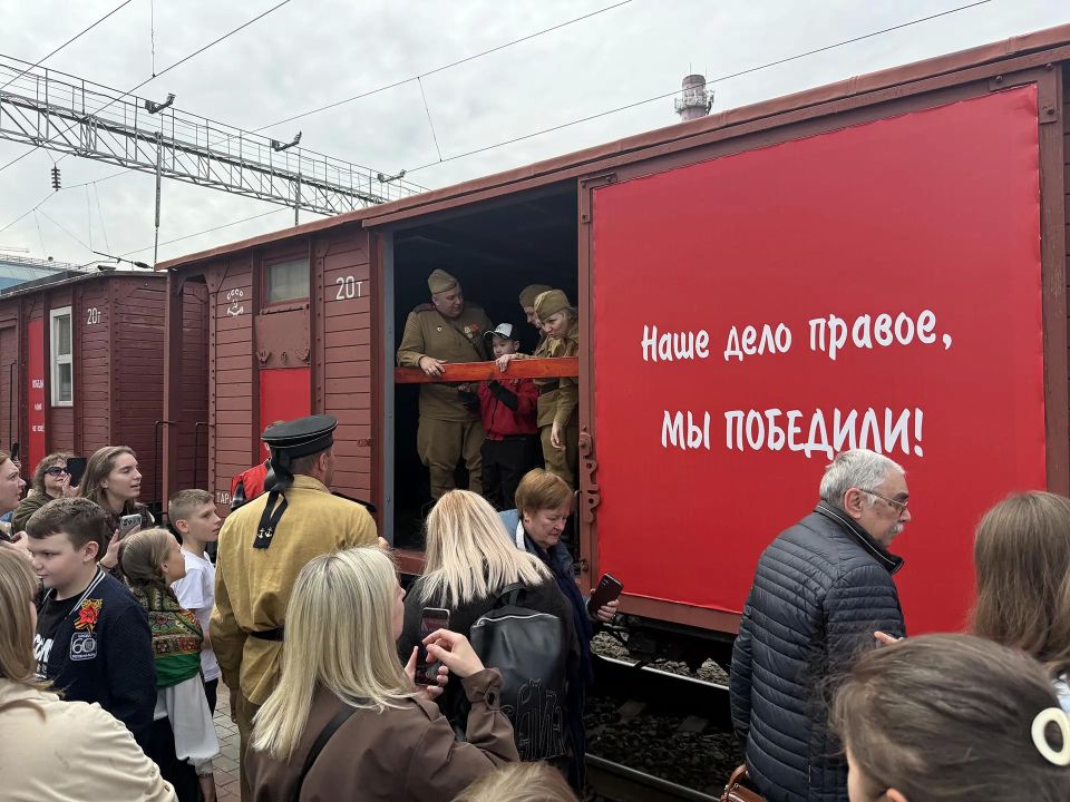 Сегодня около 10 тысяч ростовчан и гостей города встретили на железнодорожном вокзале Ростов-Главный ретропоезд «Победа» Сегодня около 10 тысяч ростовчан и гостей города встретили на железнодорожном вокзале Ростов-Главный ретропоезд «Победа»
