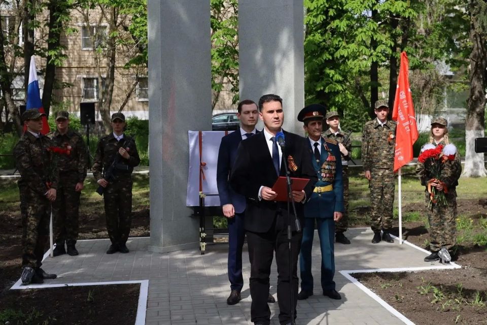 В Шахтах после капитального ремонта открыли монумент воинам-работникам мясокомбината В Шахтах после капитального ремонта открыли монумент воинам-работникам мясокомбината