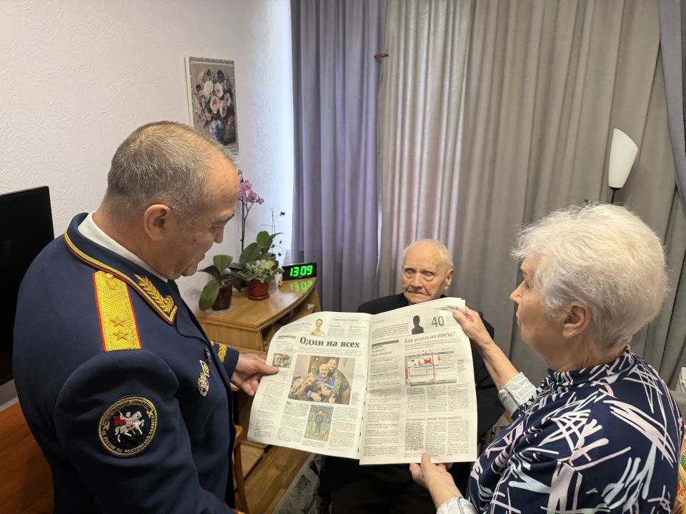 За чашкой чая с историей. Руководитель следственного управления поздравил легендарного фронтовика в Каменске-Шахтинском За чашкой чая с историей. Руководитель следственного управления поздравил легендарного фронтовика в Каменске-Шахтинском