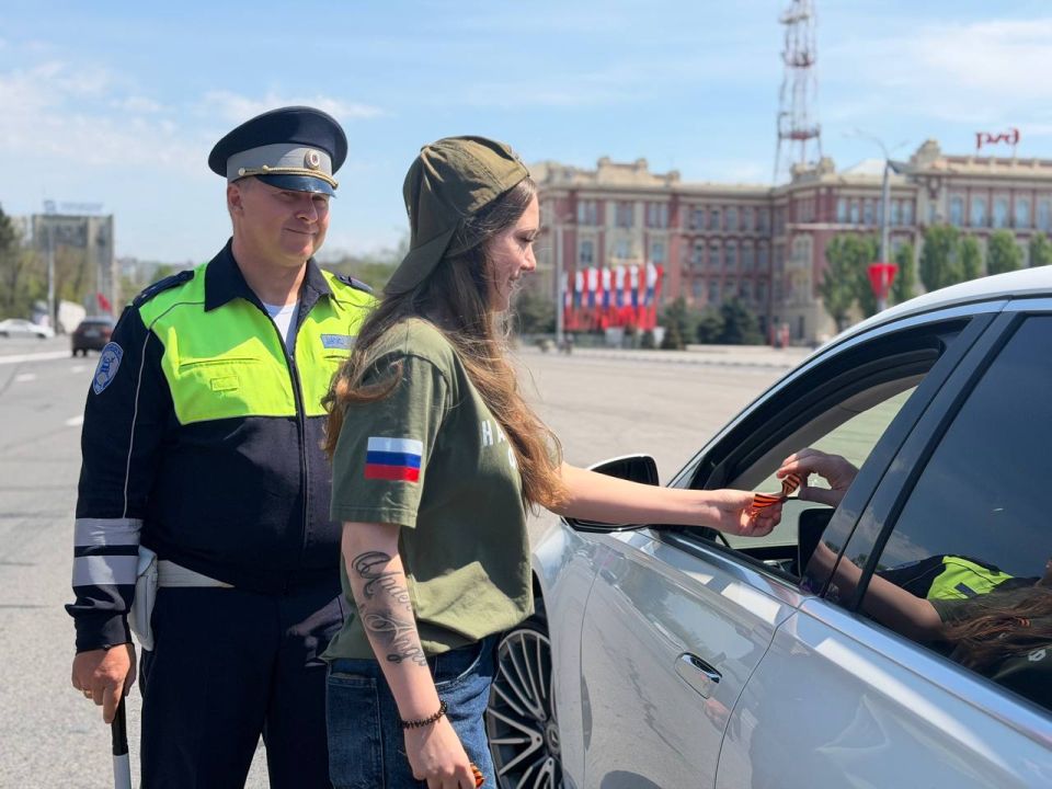 «Георгиевская лента»: патриотическая акция на Театральной площади Ростова-на-Дону» «Георгиевская лента»: патриотическая акция на Театральной площади Ростова-на-Дону»