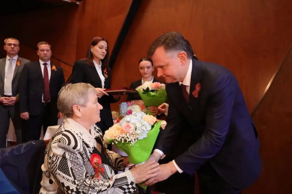 Юрий Слюсарь: Сегодня на торжественном собрании в Ростовском музыкальном театре поздравил жителей Дона с наступающим Днём Победы в канун 81й годовщины этого великого события Юрий Слюсарь: Сегодня на торжественном собрании в Ростовском музыкальном театре поздравил жителей Дона с наступающим Днём Победы в канун 81й годовщины этого великого события