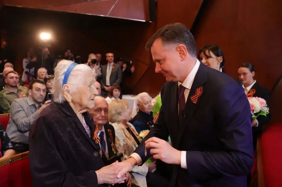 Юрий Слюсарь: Сегодня на торжественном собрании в Ростовском музыкальном театре поздравил жителей Дона с наступающим Днём Победы в канун 81й годовщины этого великого события Юрий Слюсарь: Сегодня на торжественном собрании в Ростовском музыкальном театре поздравил жителей Дона с наступающим Днём Победы в канун 81й годовщины этого великого события