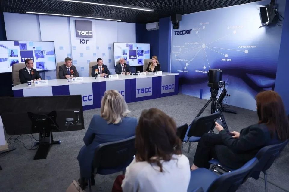 Фоторепортаж и главное из заявлений с пресс-конференции, приуроченной ко Дню радио, празднику работников всех отраслей связи Фоторепортаж и главное из заявлений с пресс-конференции, приуроченной ко Дню радио, празднику работников всех отраслей связи