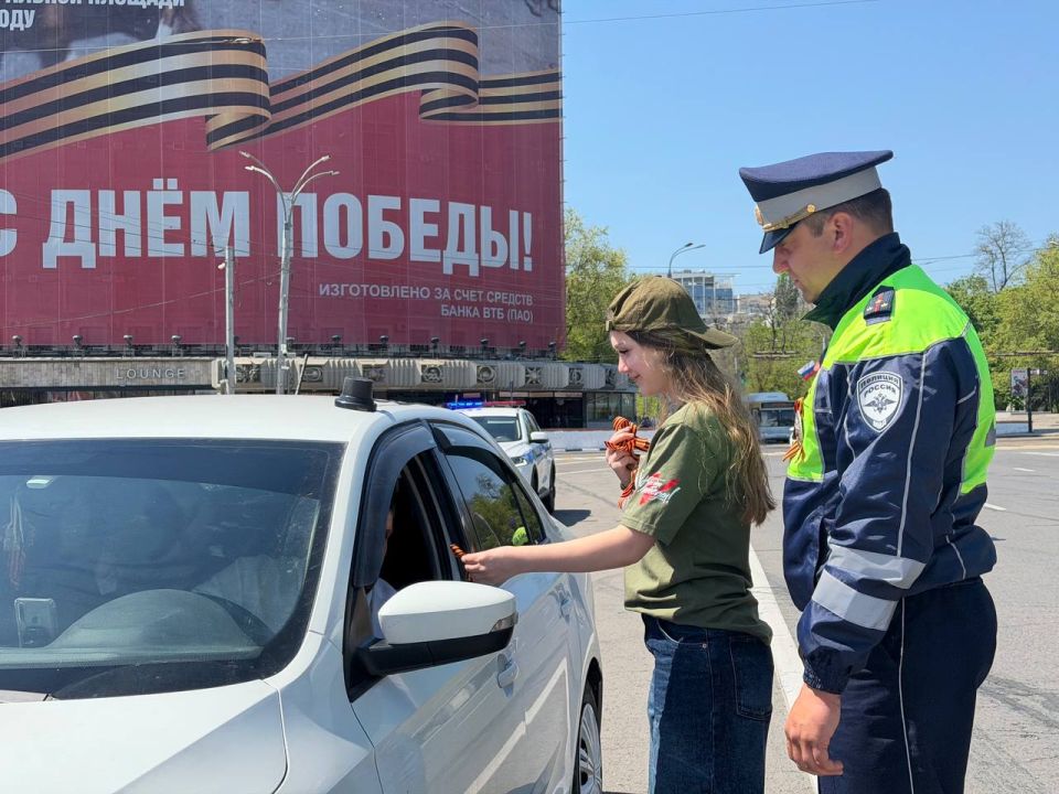 «Георгиевская лента»: патриотическая акция на Театральной площади Ростова-на-Дону» «Георгиевская лента»: патриотическая акция на Театральной площади Ростова-на-Дону»