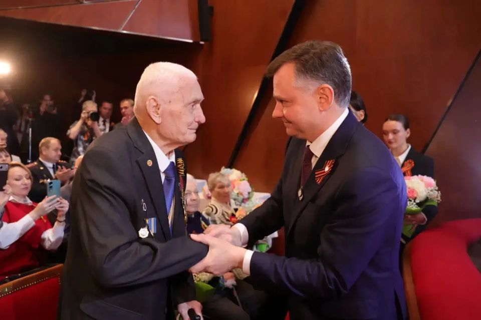Юрий Слюсарь: Сегодня на торжественном собрании в Ростовском музыкальном театре поздравил жителей Дона с наступающим Днём Победы в канун 81й годовщины этого великого события Юрий Слюсарь: Сегодня на торжественном собрании в Ростовском музыкальном театре поздравил жителей Дона с наступающим Днём Победы в канун 81й годовщины этого великого события