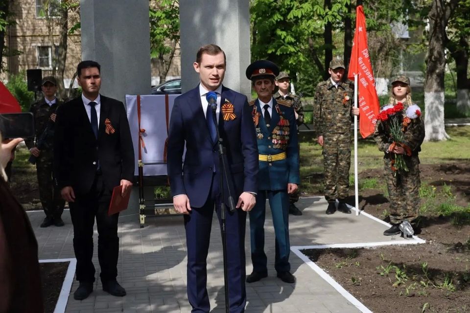 В Шахтах после капитального ремонта открыли монумент воинам-работникам мясокомбината В Шахтах после капитального ремонта открыли монумент воинам-работникам мясокомбината