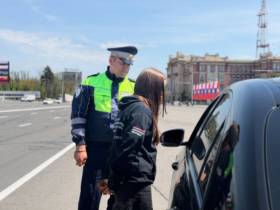 «Георгиевская лента»: патриотическая акция на Театральной площади Ростова-на-Дону» «Георгиевская лента»: патриотическая акция на Театральной площади Ростова-на-Дону»