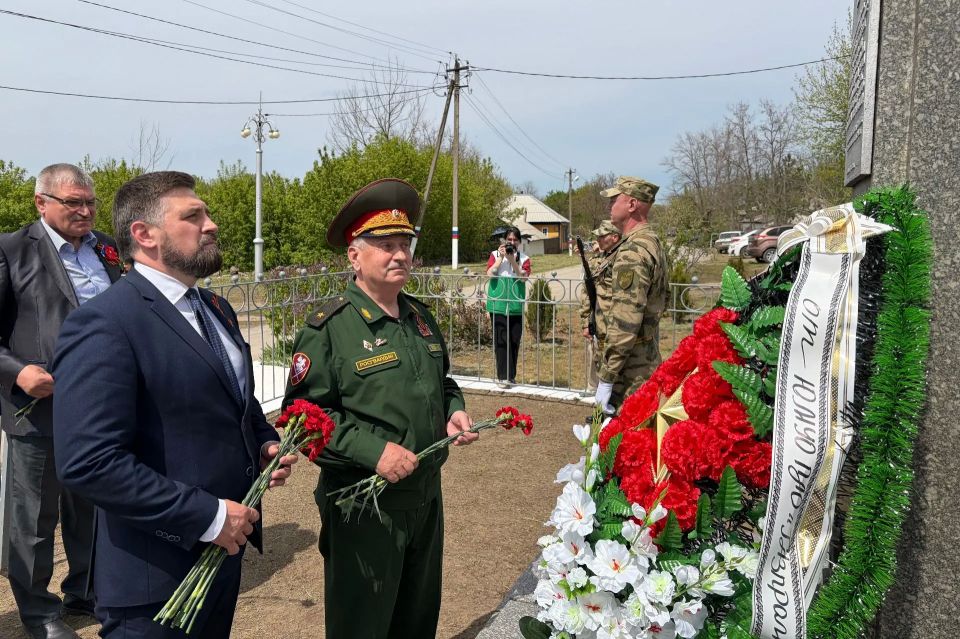 Представители ветеранской организации Южного округа войск национальной гвардии возложили цветы к бюсту генерал-майора Ивана Фесина в Ростовской области Представители ветеранской организации Южного округа войск национальной гвардии возложили цветы к бюсту генерал-майора Ивана Фесина в Ростовской области