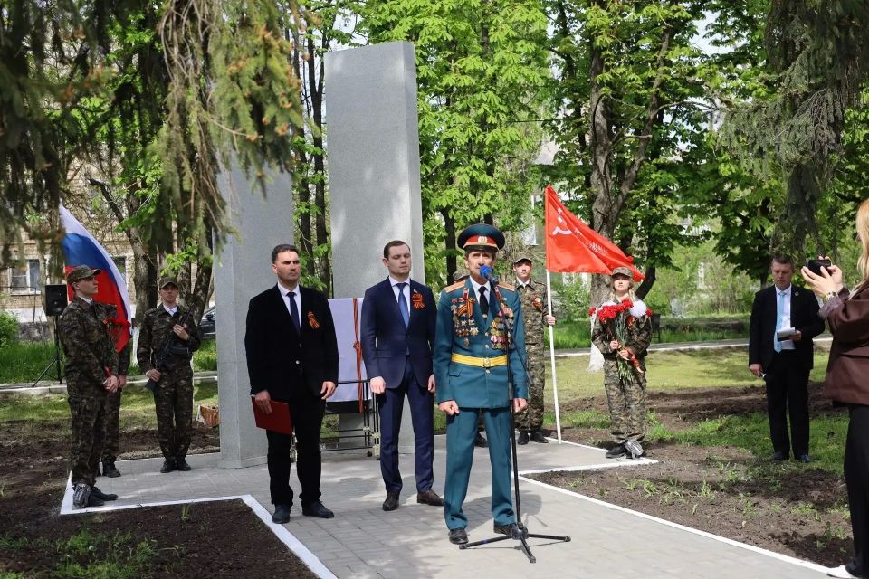 В Шахтах после капитального ремонта открыли монумент воинам-работникам мясокомбината В Шахтах после капитального ремонта открыли монумент воинам-работникам мясокомбината