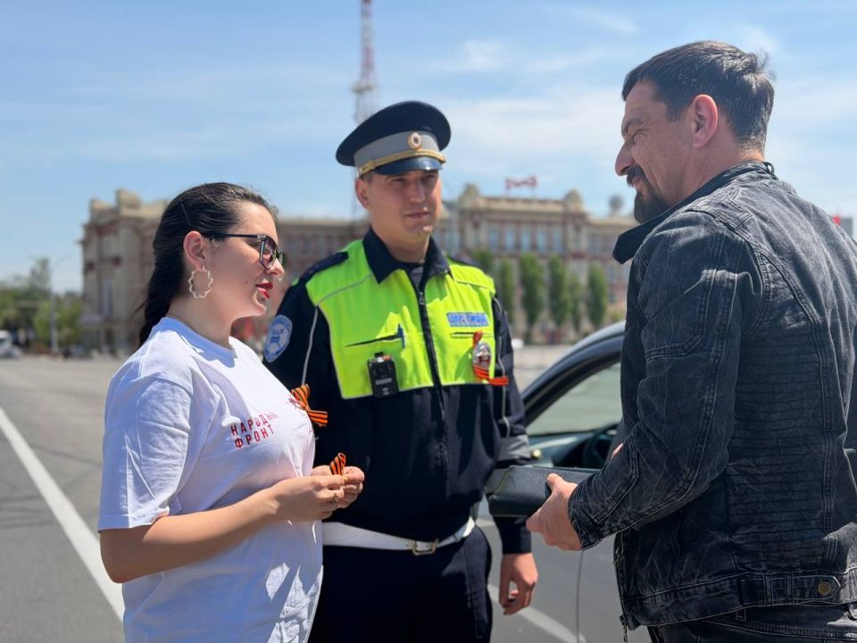 «Георгиевская лента»: патриотическая акция на Театральной площади Ростова-на-Дону» «Георгиевская лента»: патриотическая акция на Театральной площади Ростова-на-Дону»