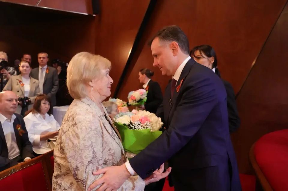Юрий Слюсарь: Сегодня на торжественном собрании в Ростовском музыкальном театре поздравил жителей Дона с наступающим Днём Победы в канун 81й годовщины этого великого события Юрий Слюсарь: Сегодня на торжественном собрании в Ростовском музыкальном театре поздравил жителей Дона с наступающим Днём Победы в канун 81й годовщины этого великого события