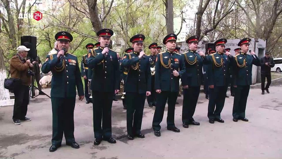 100-летний ветеран встречает парад стоя