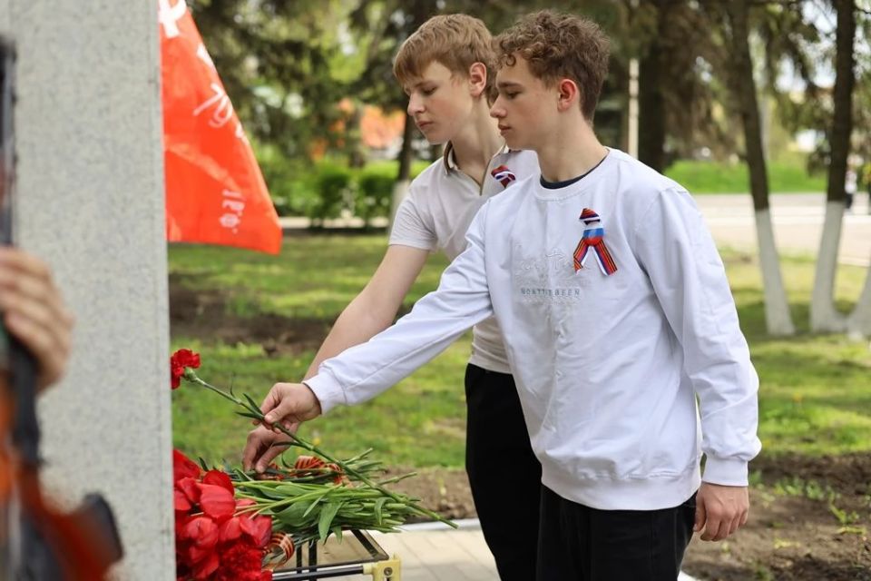 В Шахтах после капитального ремонта открыли монумент воинам-работникам мясокомбината В Шахтах после капитального ремонта открыли монумент воинам-работникам мясокомбината