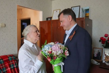 Глава региона Юрий Слюсарь поздравил сегодня с Днём Победы ветерана Отечественной войны Анну Фролову