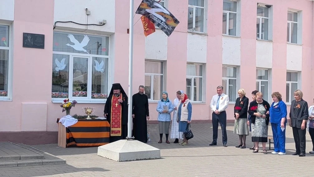 В Шахтах открыли мемориальную доску бойцу СВО Дмитрию Киселеву В Шахтах открыли мемориальную доску бойцу СВО Дмитрию Киселеву