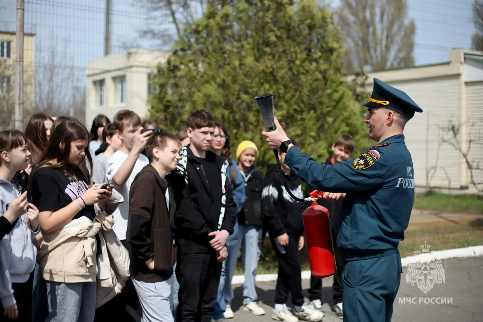 Путешествие в мир спасателей: школьники познакомились с работой огнеборцев Путешествие в мир спасателей: школьники познакомились с работой огнеборцев