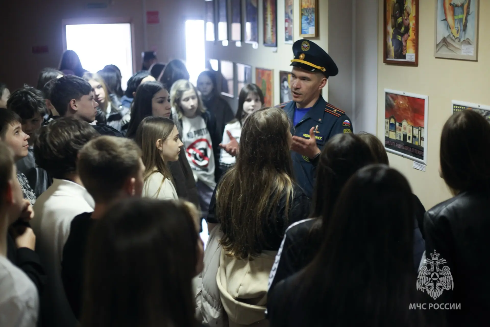 Путешествие в мир спасателей: школьники познакомились с работой огнеборцев Путешествие в мир спасателей: школьники познакомились с работой огнеборцев