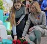 Жить с двумя руками учится красавица Вика
