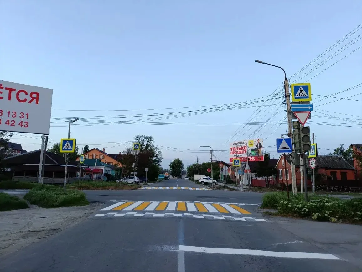В Батайске продолжают обновлять дорожную разметку В Батайске продолжают обновлять дорожную разметку