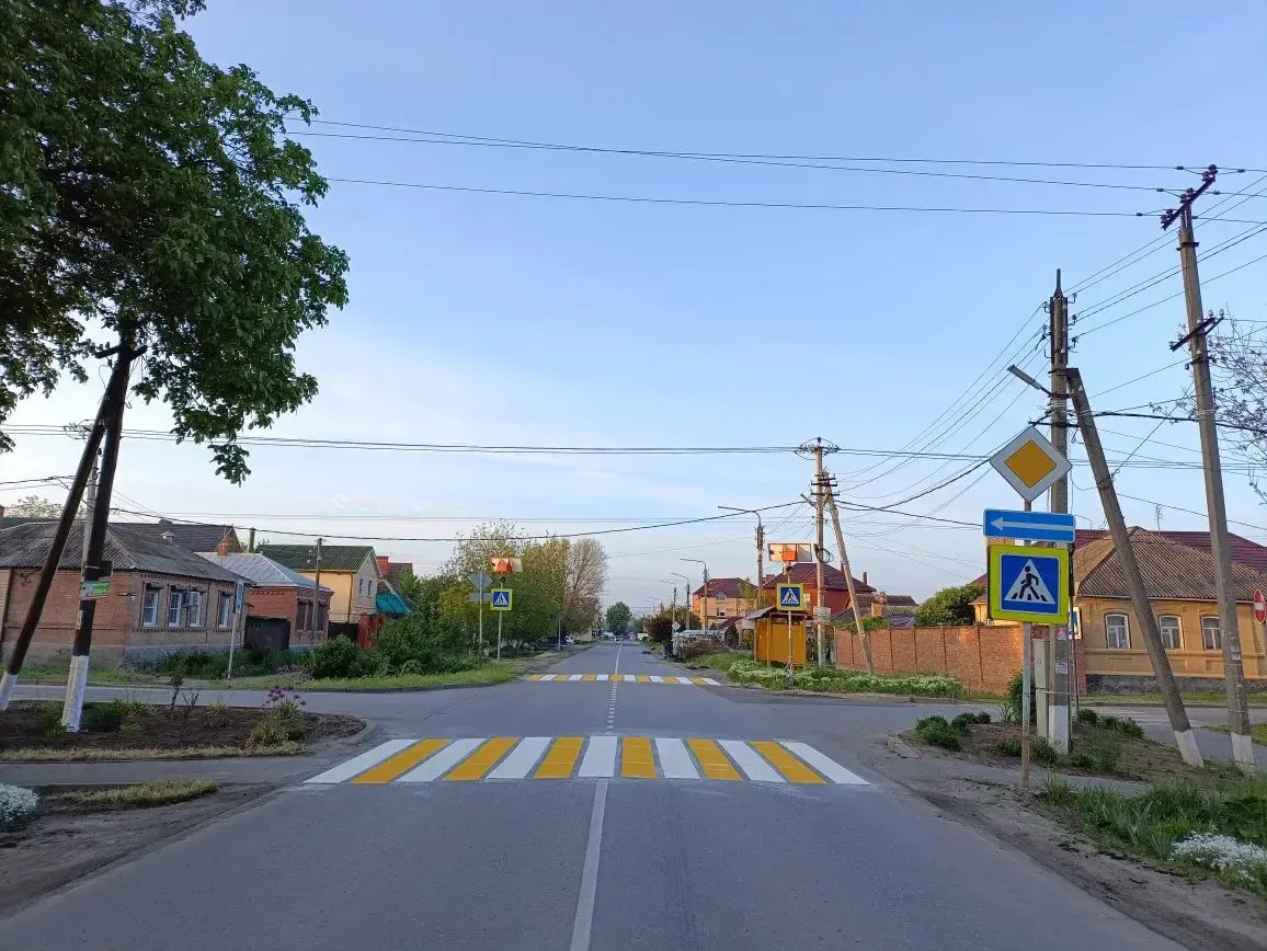 В Батайске продолжают обновлять дорожную разметку В Батайске продолжают обновлять дорожную разметку