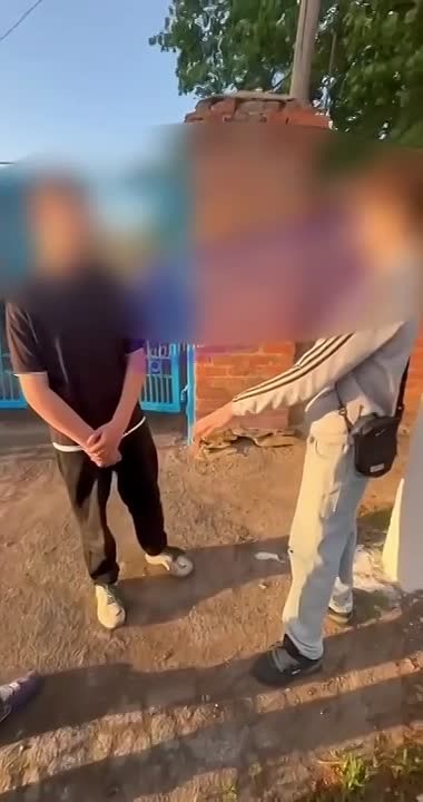 Толпа детей избила и поставила на колени мальчика в Тацинской — видео