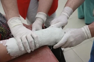 После падения в общественном туалете женщина отсудила около полумиллиона рублей