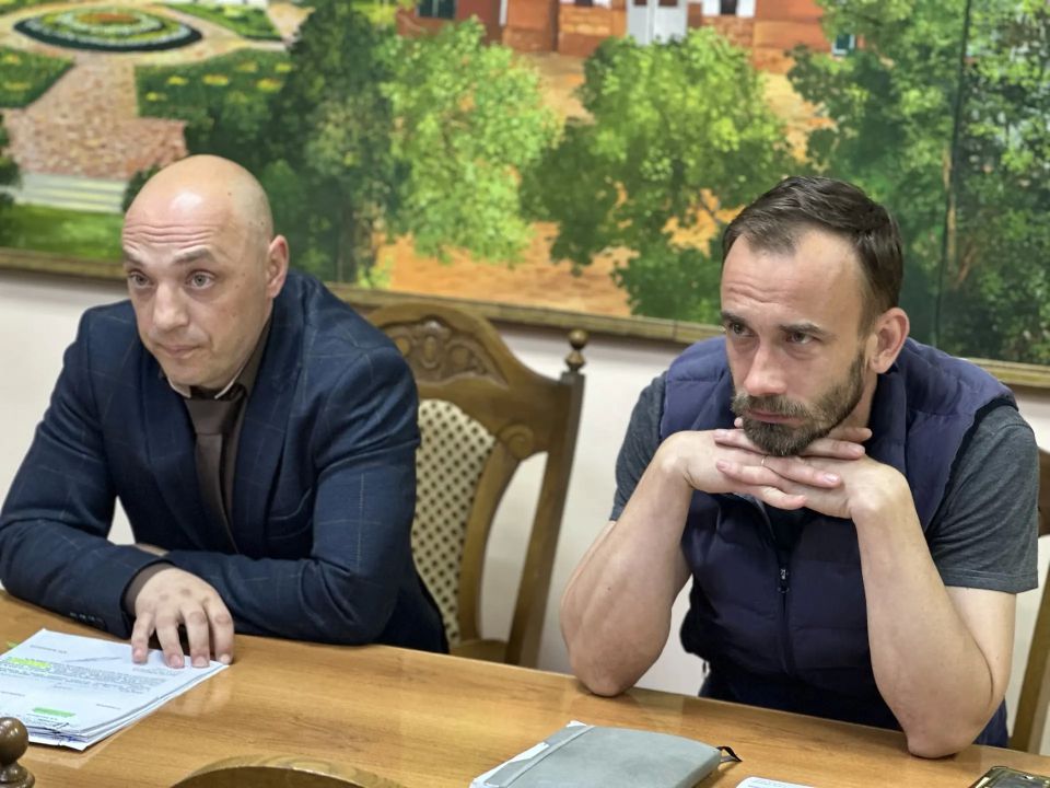 Сегодня провёл встречу с членами инициативной группы горожан, которые обратились с жалобой на состояние дорожного покрытия на улице Громовой Сегодня провёл встречу с членами инициативной группы горожан, которые обратились с жалобой на состояние дорожного покрытия на улице Громовой