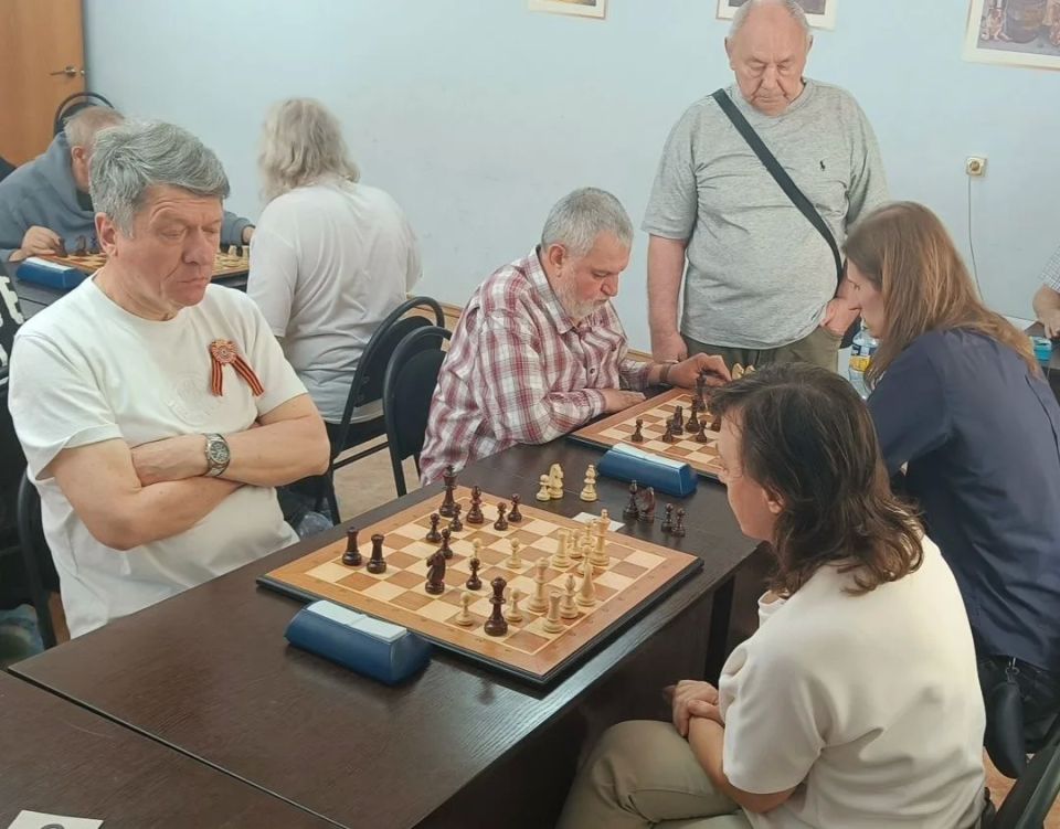 В Шахтах на базе подросткового клуба «Салют» состоялся открытый городской турнир по быстрым шахматам, посвященный Дню Победы В Шахтах на базе подросткового клуба «Салют» состоялся открытый городской турнир по быстрым шахматам, посвященный Дню Победы