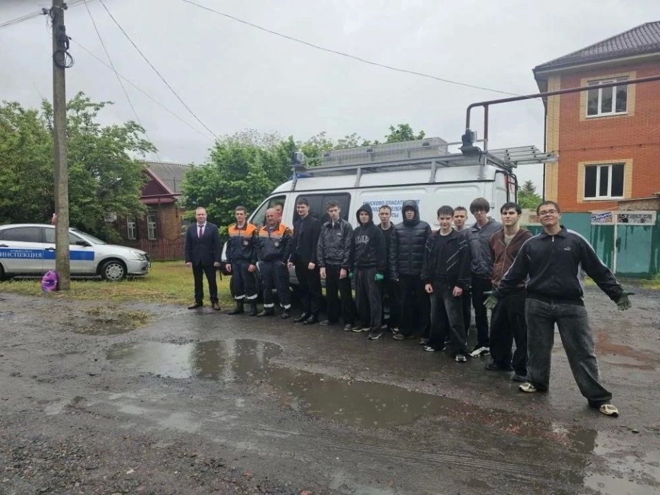 В Шахтах провели субботник в поселке имени Красина В Шахтах провели субботник в поселке имени Красина