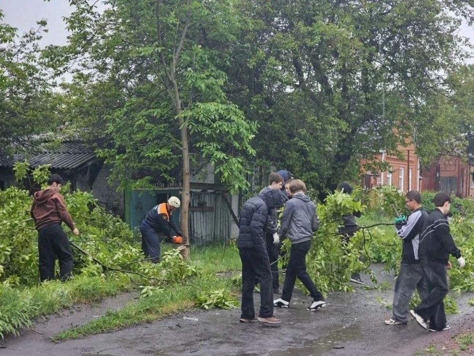 В Шахтах провели субботник в поселке имени Красина В Шахтах провели субботник в поселке имени Красина