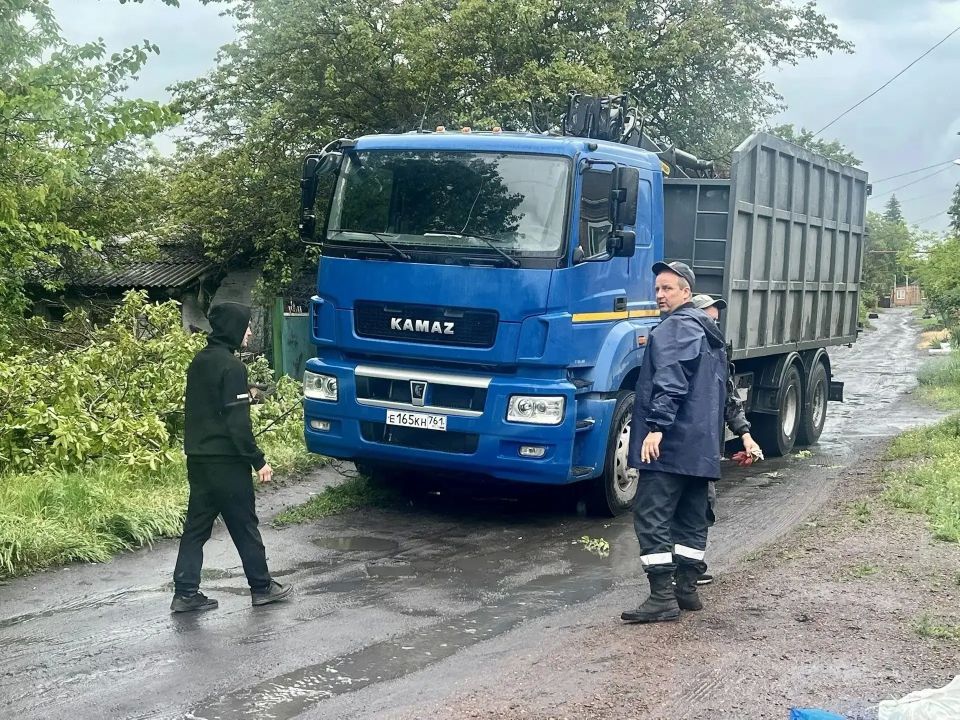 В Шахтах провели субботник в поселке имени Красина В Шахтах провели субботник в поселке имени Красина