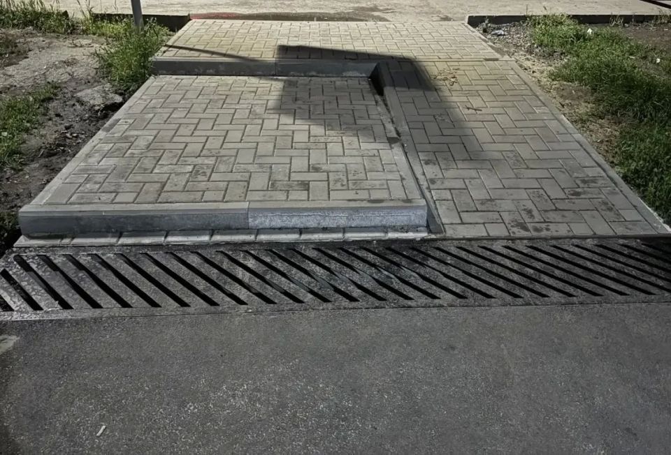 Выполнены работы по благоустройству тротуаров по ул.Чехова/пер.Смирновский и с двух сторон по пер.Комсомольский/ул.Чехова Выполнены работы по благоустройству тротуаров по ул.Чехова/пер.Смирновский и с двух сторон по пер.Комсомольский/ул.Чехова
