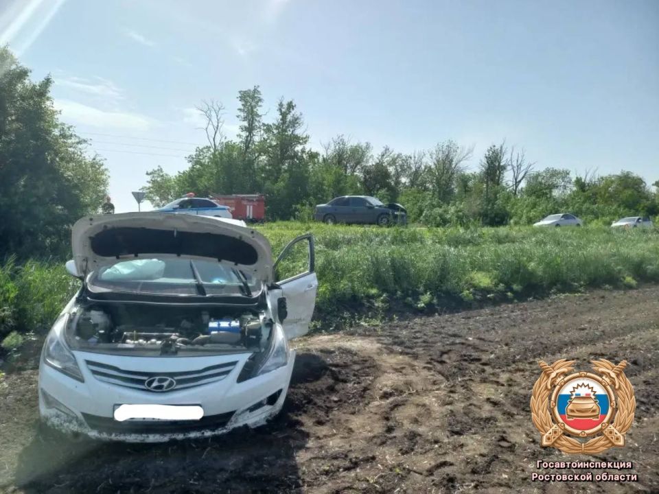 Сотрудники полиции устанавливают обстоятельства ДТП с двумя пострадавшими Сотрудники полиции устанавливают обстоятельства ДТП с двумя пострадавшими