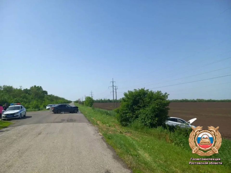 Сотрудники полиции устанавливают обстоятельства ДТП с двумя пострадавшими