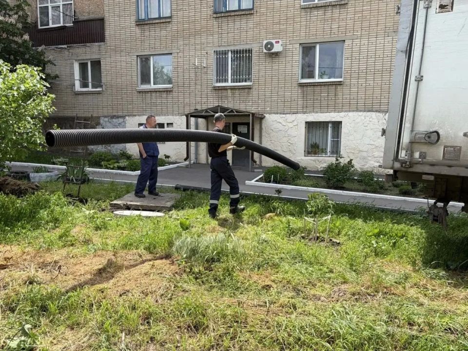 В Шахтах заменили аварийный участок канализационного коллектора на улице Разина В Шахтах заменили аварийный участок канализационного коллектора на улице Разина