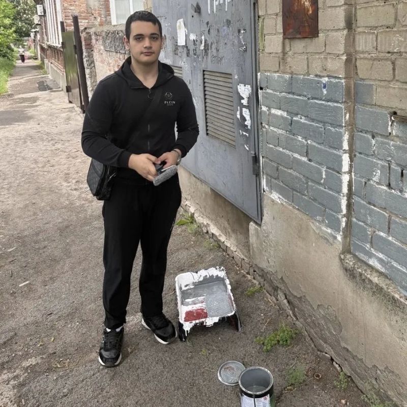 В Новочеркасске активисты совместно с сотрудниками многофункционального молодежного центра провели акцию «Очистим наши улицы» и ликвидировали свыше 30 надписей, пропагандирующих употребление наркотиков