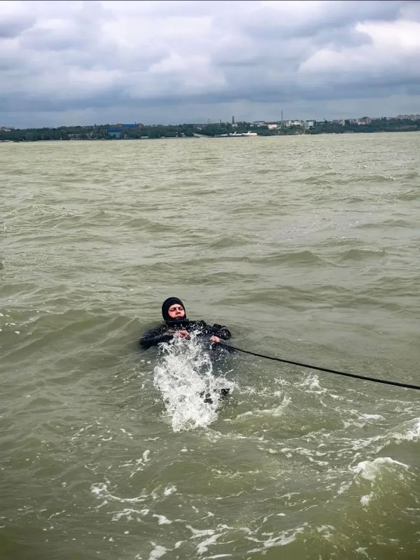 Водолазы подготовили акваторию Таганроге для амфибий Бе-200 ЧС
