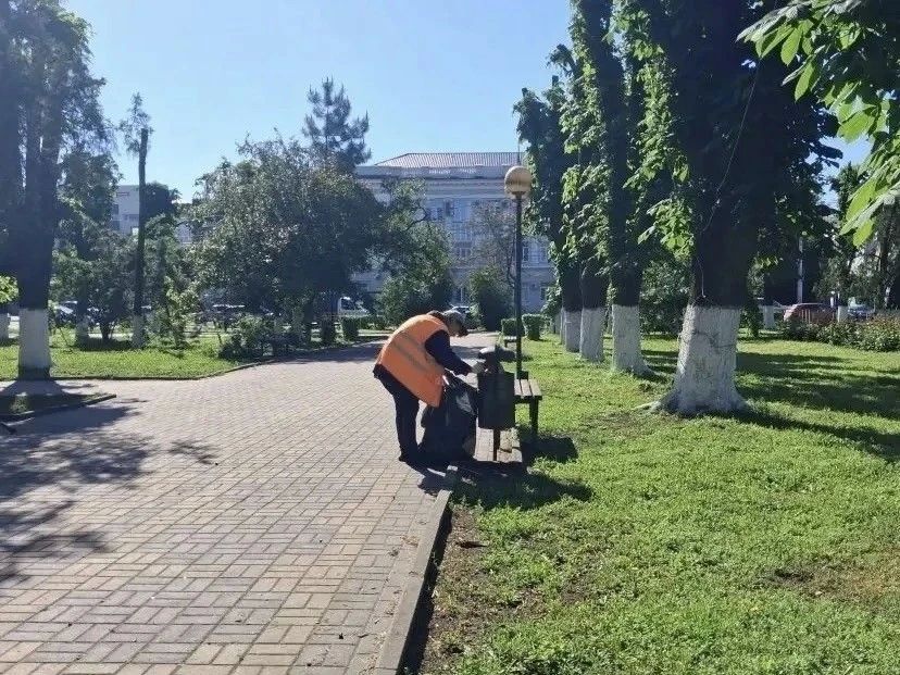 Как в городе Шахты приводят в порядок тротуары и прилотковые зоны Как в городе Шахты приводят в порядок тротуары и прилотковые зоны