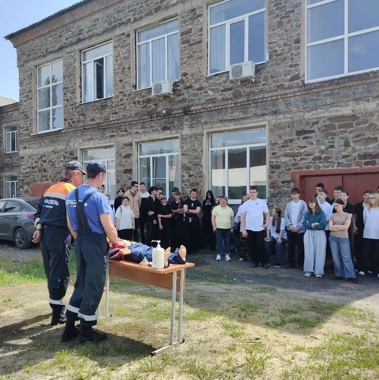 Безопасность на воде: урок от спасателей для школьников Безопасность на воде: урок от спасателей для школьников