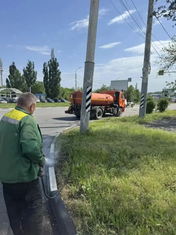 Как в городе Шахты приводят в порядок тротуары и прилотковые зоны Как в городе Шахты приводят в порядок тротуары и прилотковые зоны
