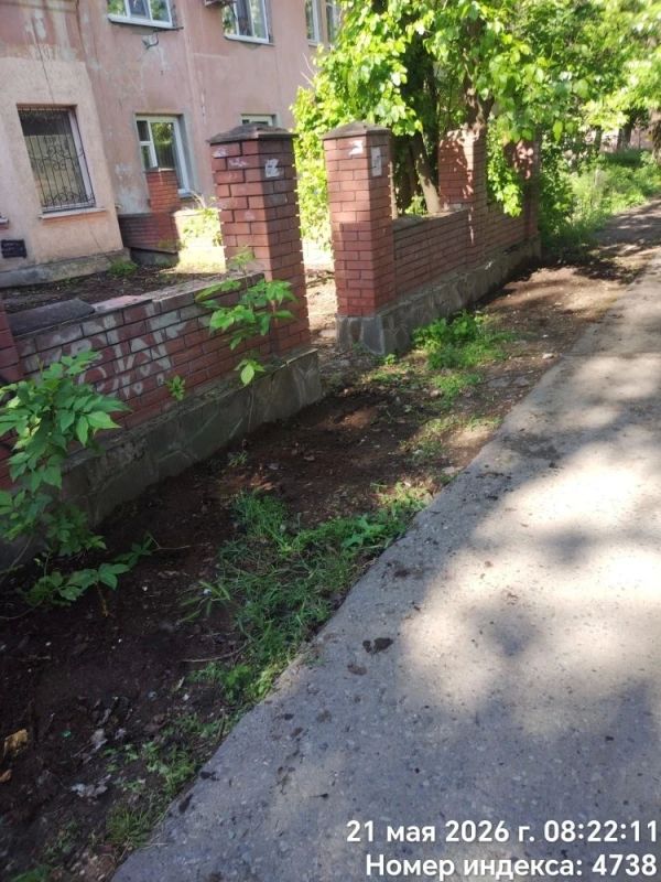 Жители домов около ул. Транспортной, 127, долгое время сталкивались с проблемой содержания придомовой территории Жители домов около ул. Транспортной, 127, долгое время сталкивались с проблемой содержания придомовой территории