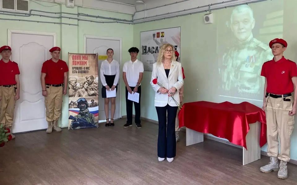 В школе №22 и лицее №26 открыта парта Героя и мемориальная доска В школе №22 и лицее №26 открыта парта Героя и мемориальная доска