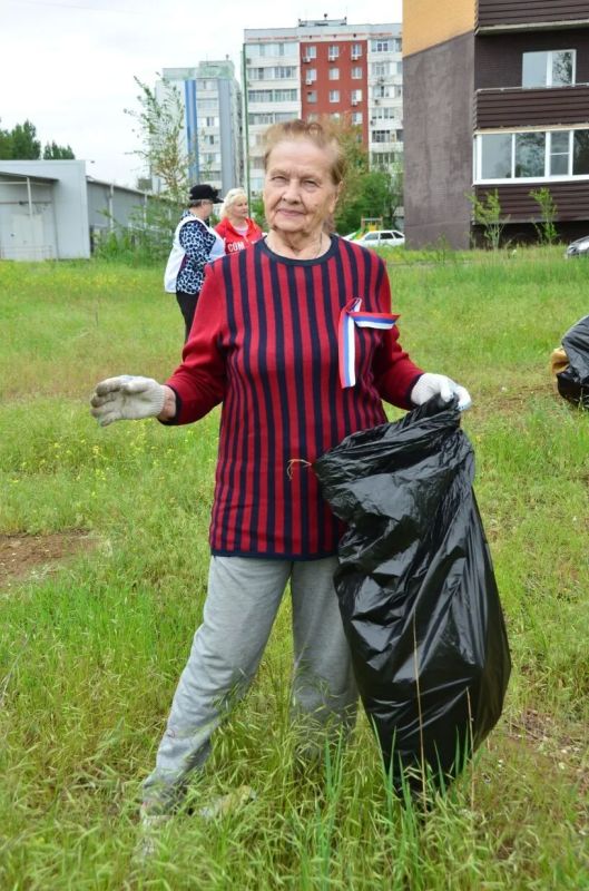 В микрорайонах В-16 и В-17 прошел экологический субботник по инициативе депутата округа, и.о. заместителя директора Ростовской АЭС по управлению персоналом Светланы Цыба В микрорайонах В-16 и В-17 прошел экологический субботник по инициативе депутата округа, и.о. заместителя директора Ростовской АЭС по управлению персоналом Светланы Цыба